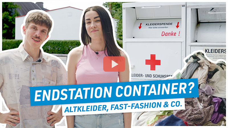 Sarah und Christian stehen vor einem Altkleidercontainer. Unten links im Bild steht der Schriftzug: Endstation Container? Altkleider, Fast-Fashion und Co.